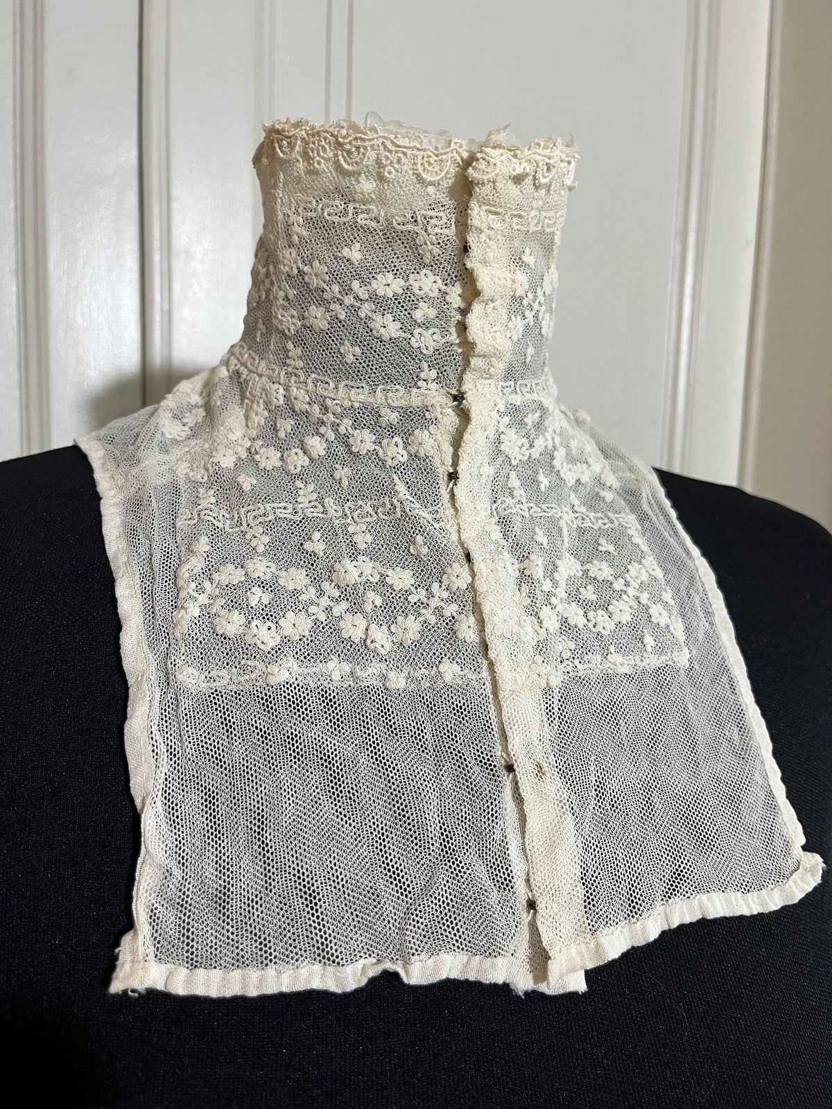 Pettorina in tulle ricamato a mano — inizi ’900