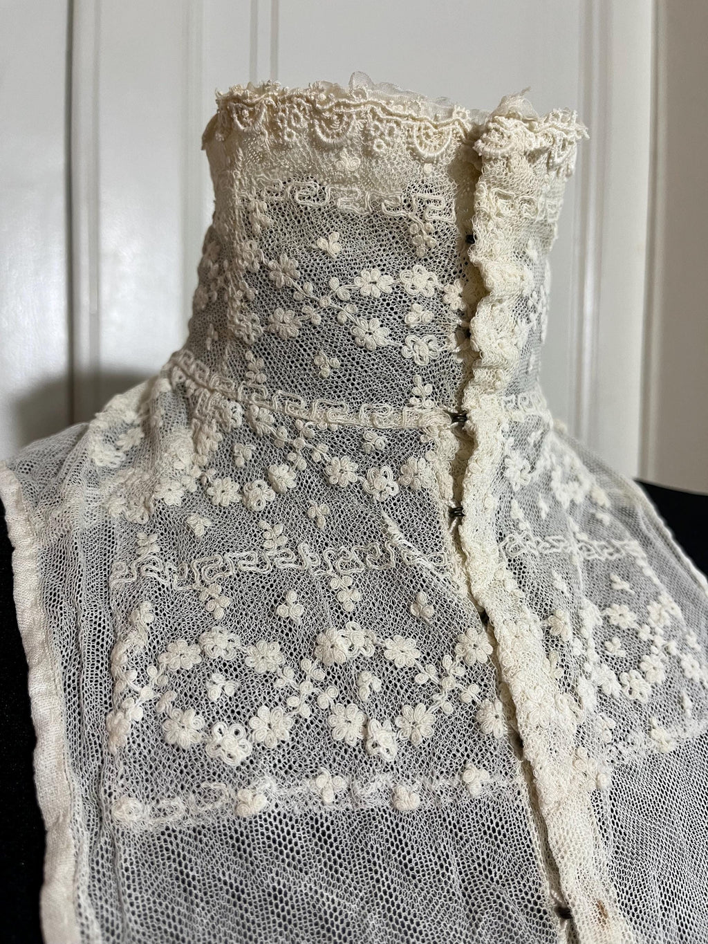 Pettorina in tulle ricamato a mano — inizi ’900