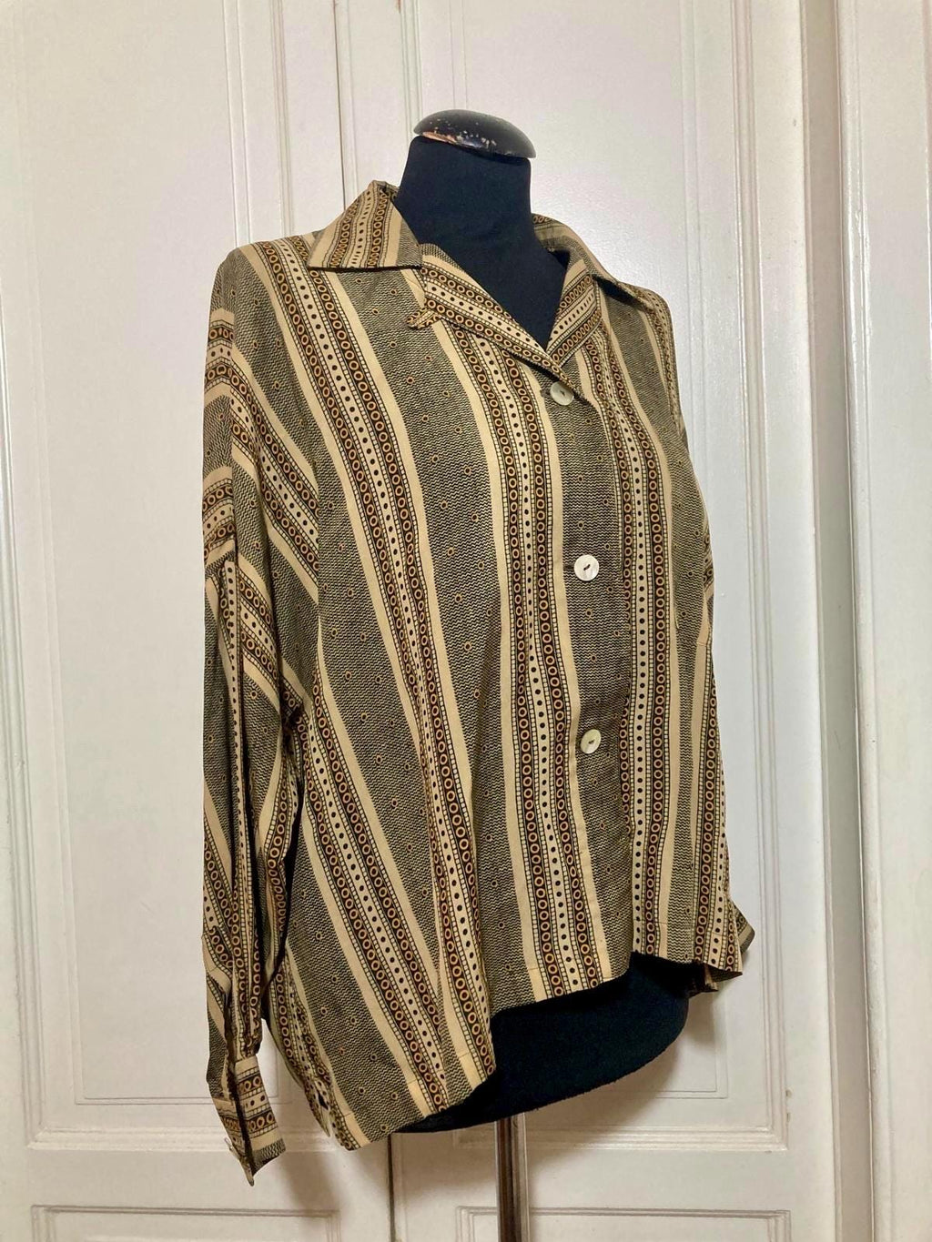 Yellow Seventies  Camicia in seta stampata gialla, nera e beige — anni ’70