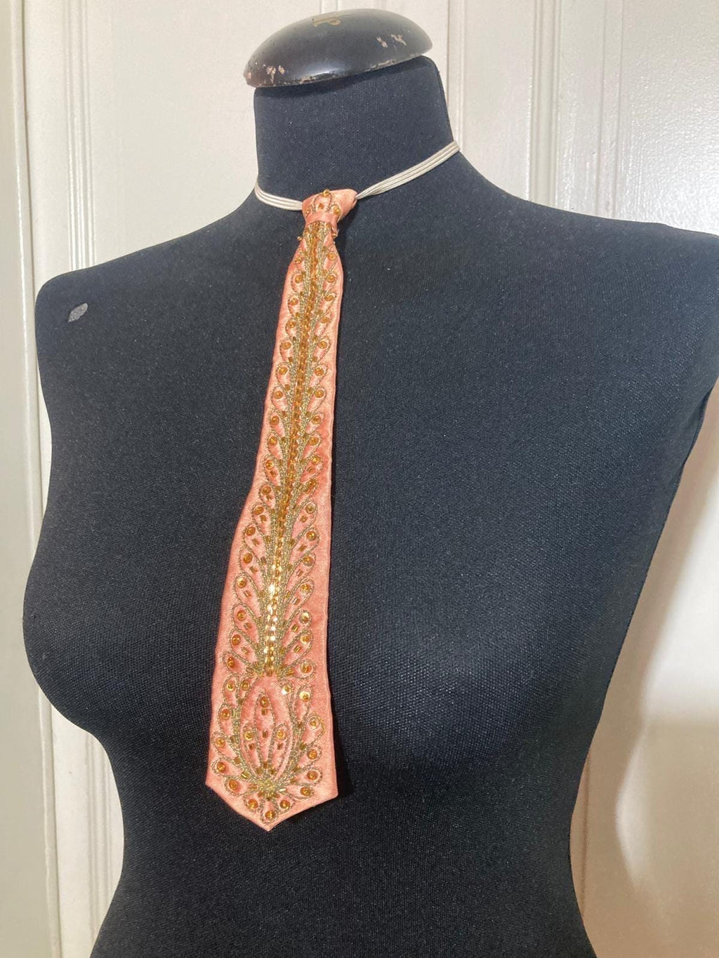 cravatta rosa vintage ricamata da donna