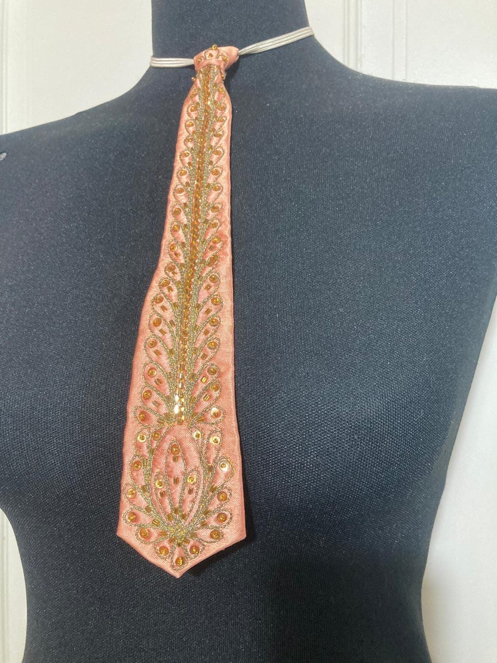 cravatta rosa vintage ricamata da donna