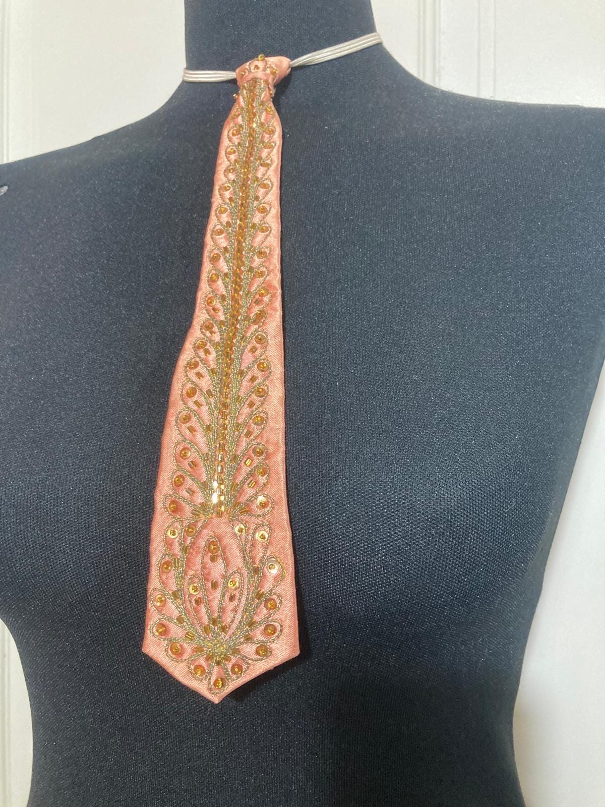 cravatta rosa vintage ricamata da donna