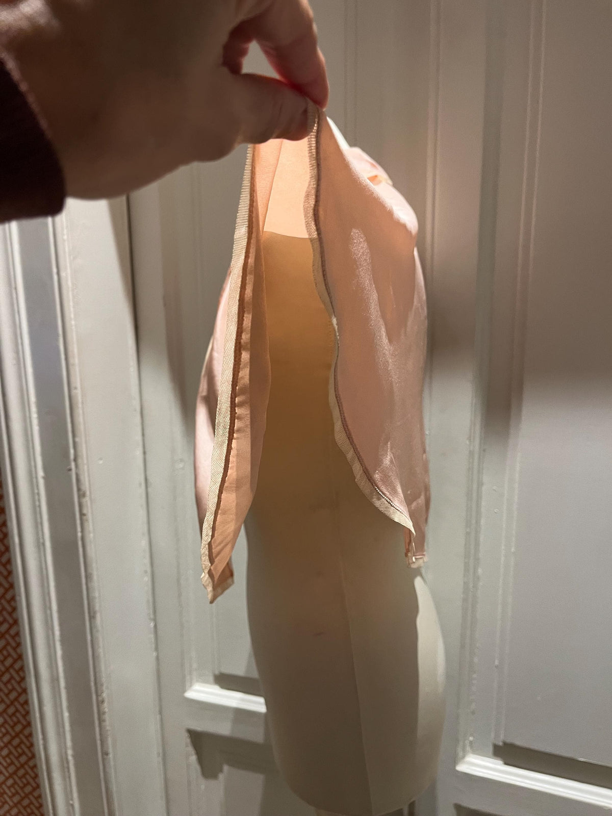 Raffinata pettineuse degli anni ’40 in seta rosa.