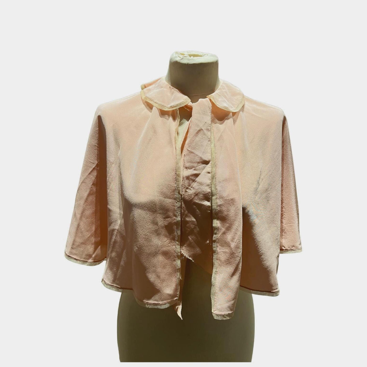 Raffinata pettineuse degli anni ’40 in seta rosa.