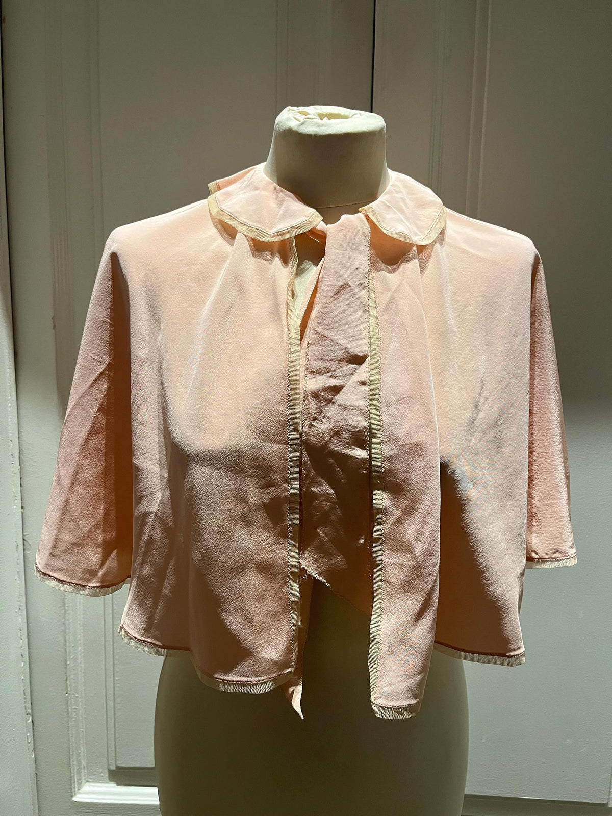 Raffinata pettineuse degli anni ’40 in seta rosa.