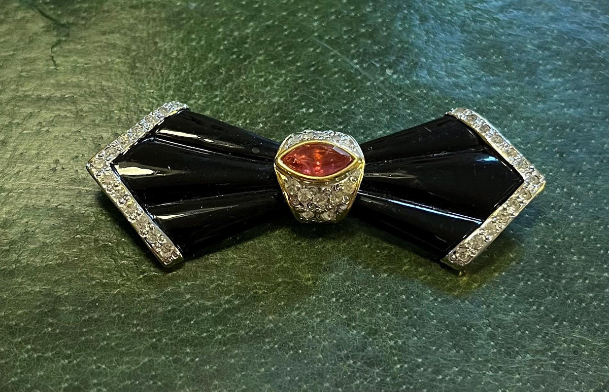 Spilla vintage anni ’80 Vogue Bijoux in smalto nero e strass a forma di fiocco