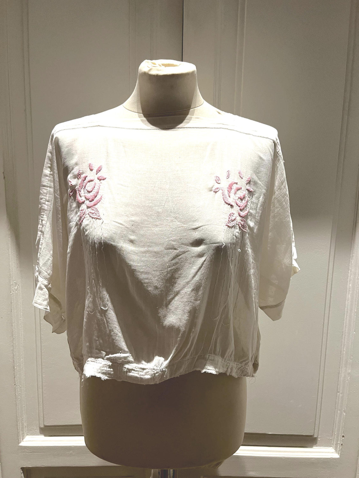 Blusa italiana anni ’50 in garza di cotone ricamata