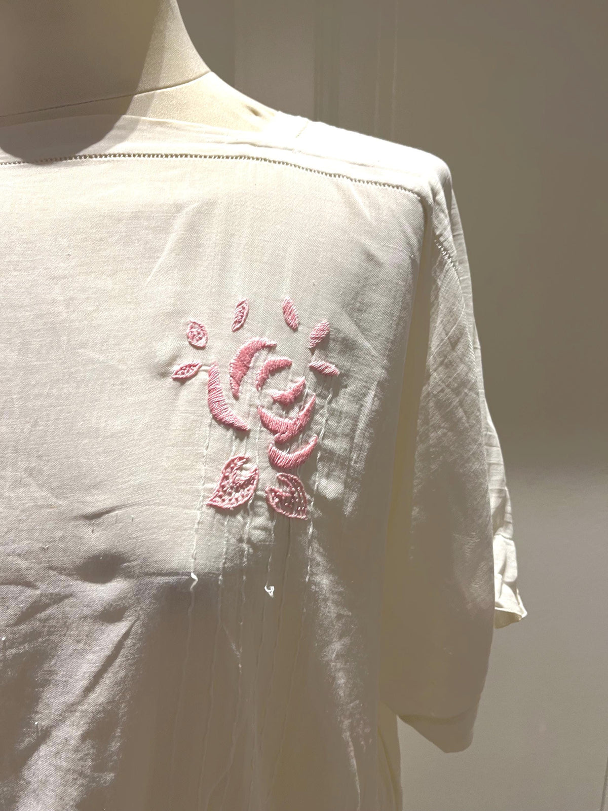 Blusa italiana anni ’50 in garza di cotone ricamata
