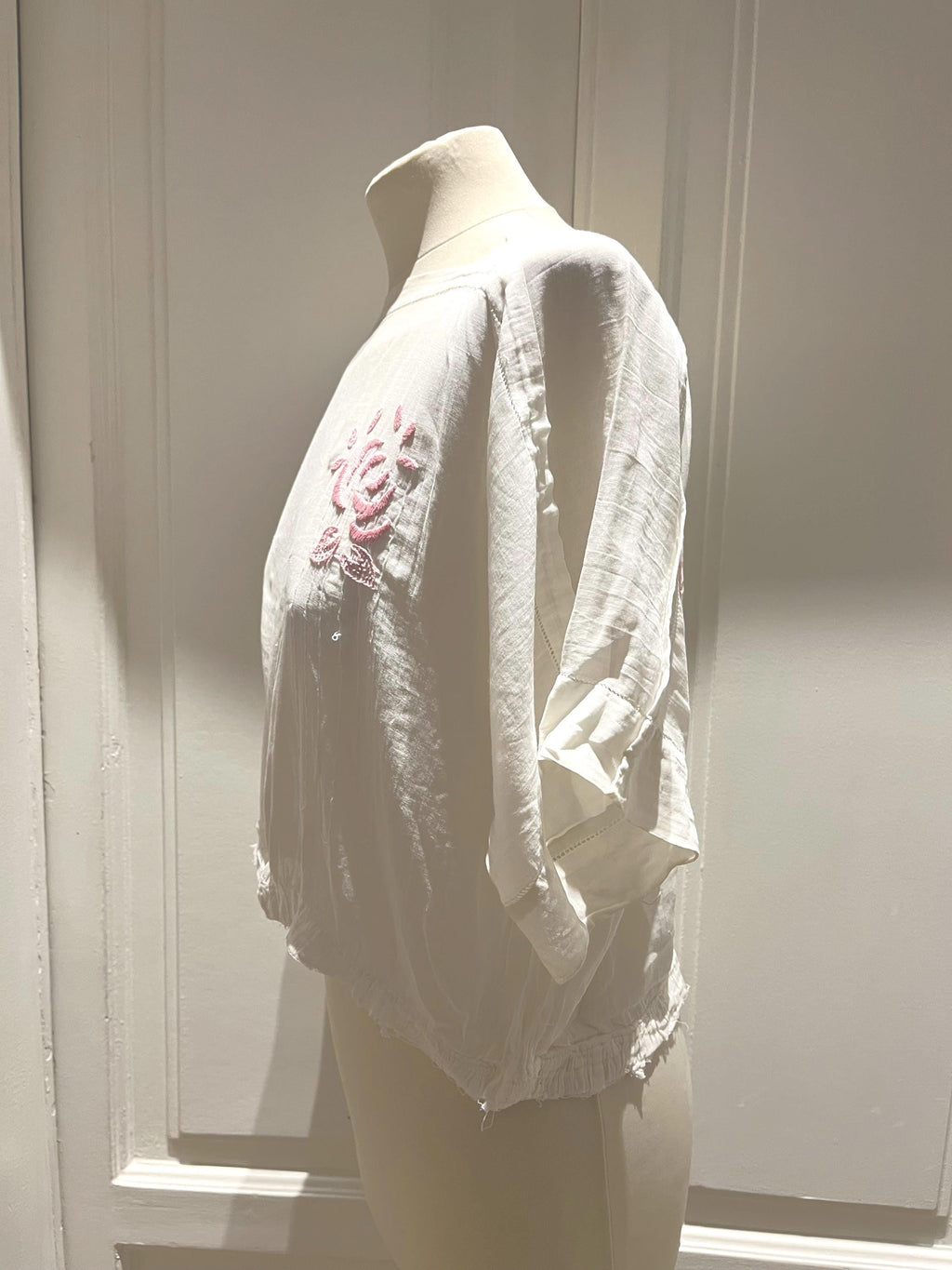 Blusa italiana anni ’50 in garza di cotone ricamata
