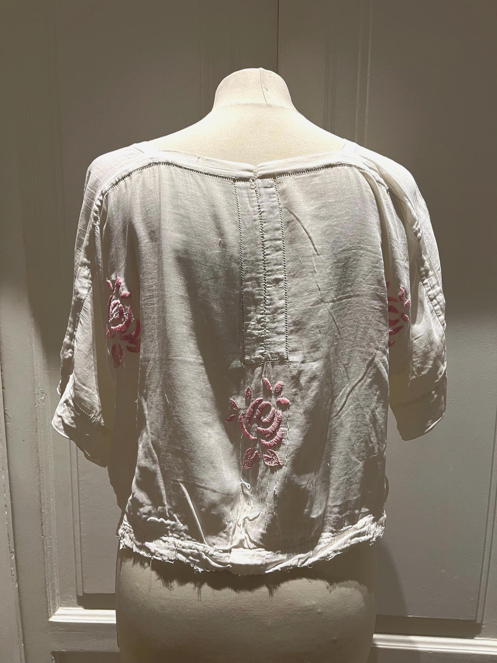 Blusa italiana anni ’50 in garza di cotone ricamata