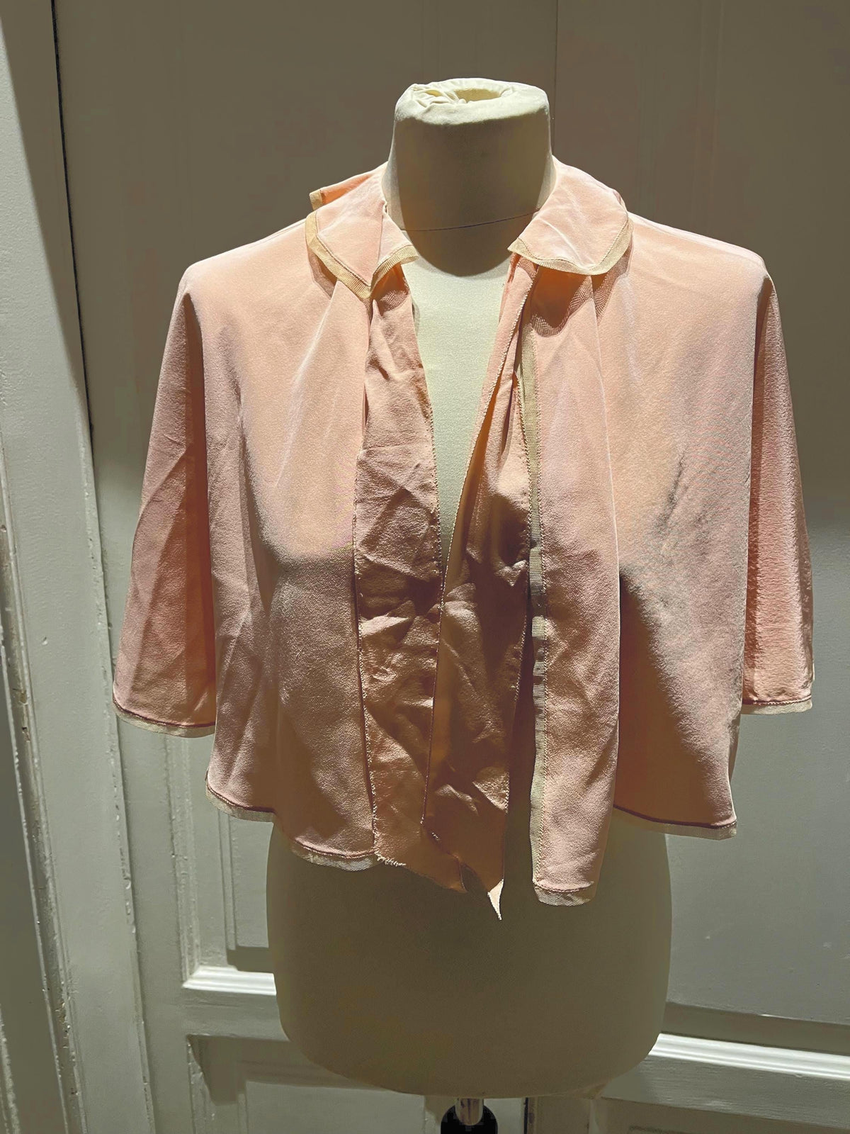 Raffinata pettineuse degli anni ’40 in seta rosa.