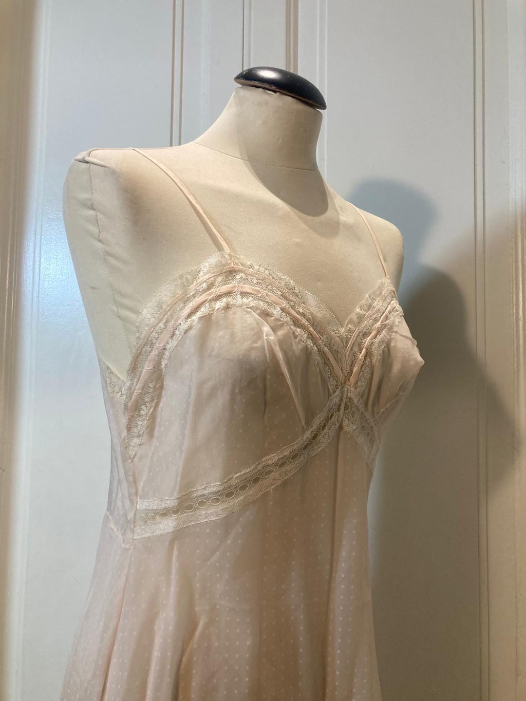 Pink Polka Dots  Sottoveste rosa a pois con pizzo — anni ’70