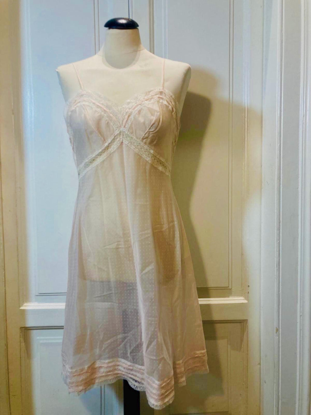 Pink Polka Dots  Sottoveste rosa a pois con pizzo — anni ’70