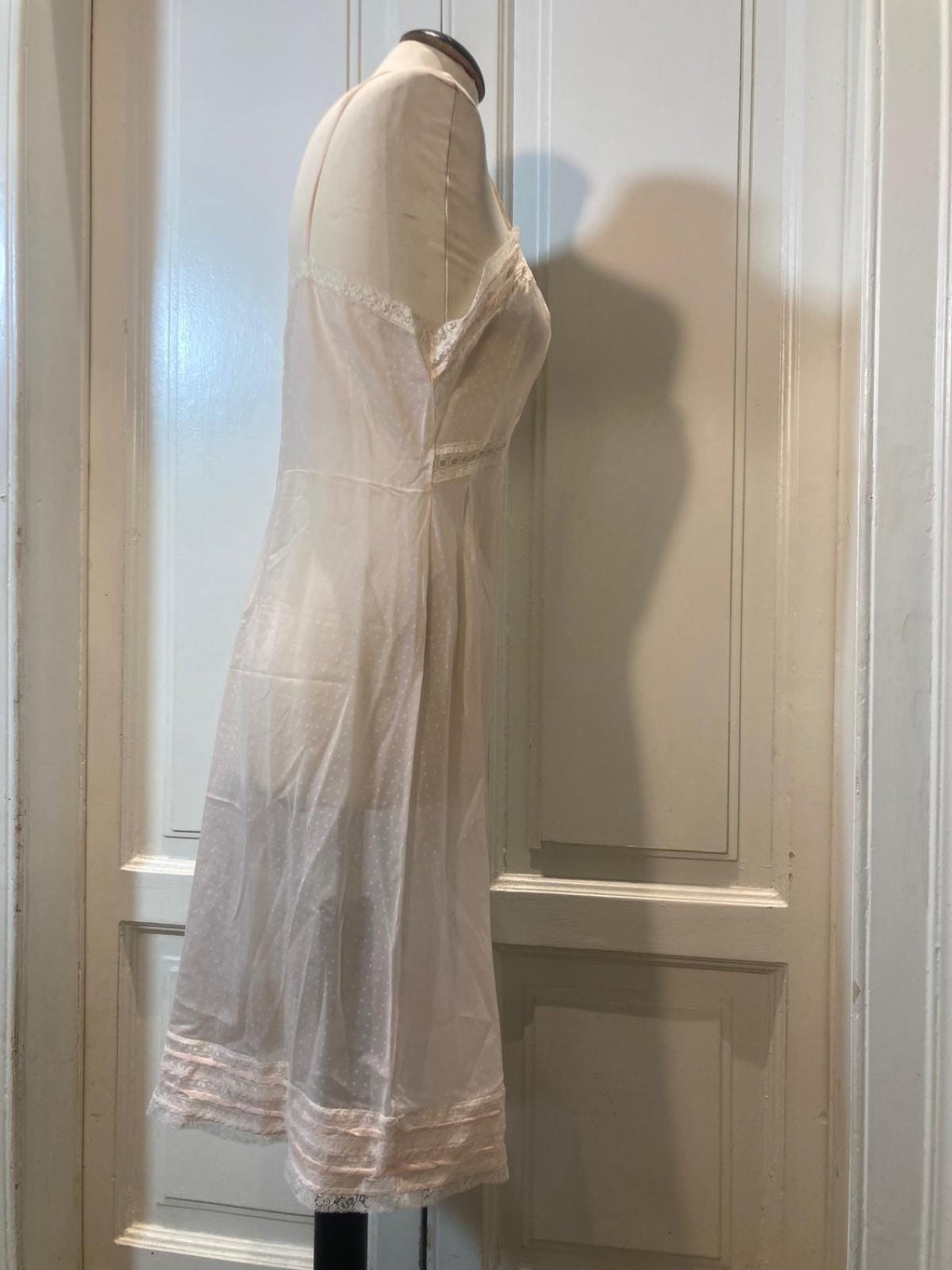 Pink Polka Dots  Sottoveste rosa a pois con pizzo — anni ’70