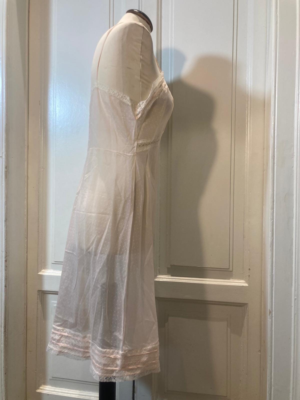 Pink Polka Dots  Sottoveste rosa a pois con pizzo — anni ’70