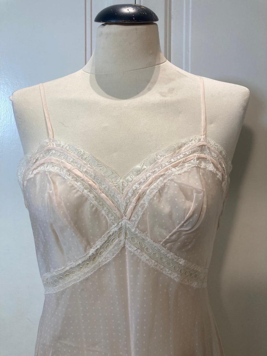 Pink Polka Dots  Sottoveste rosa a pois con pizzo — anni ’70