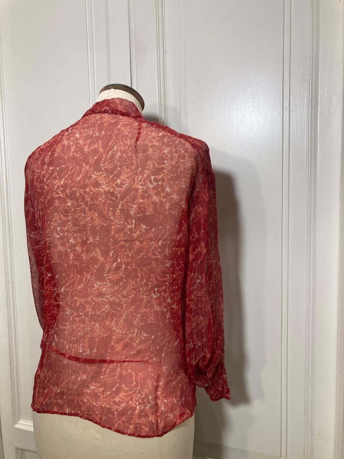 Red Bow  Blusa in crêpe di seta rosso con fiocco — anni ’70
