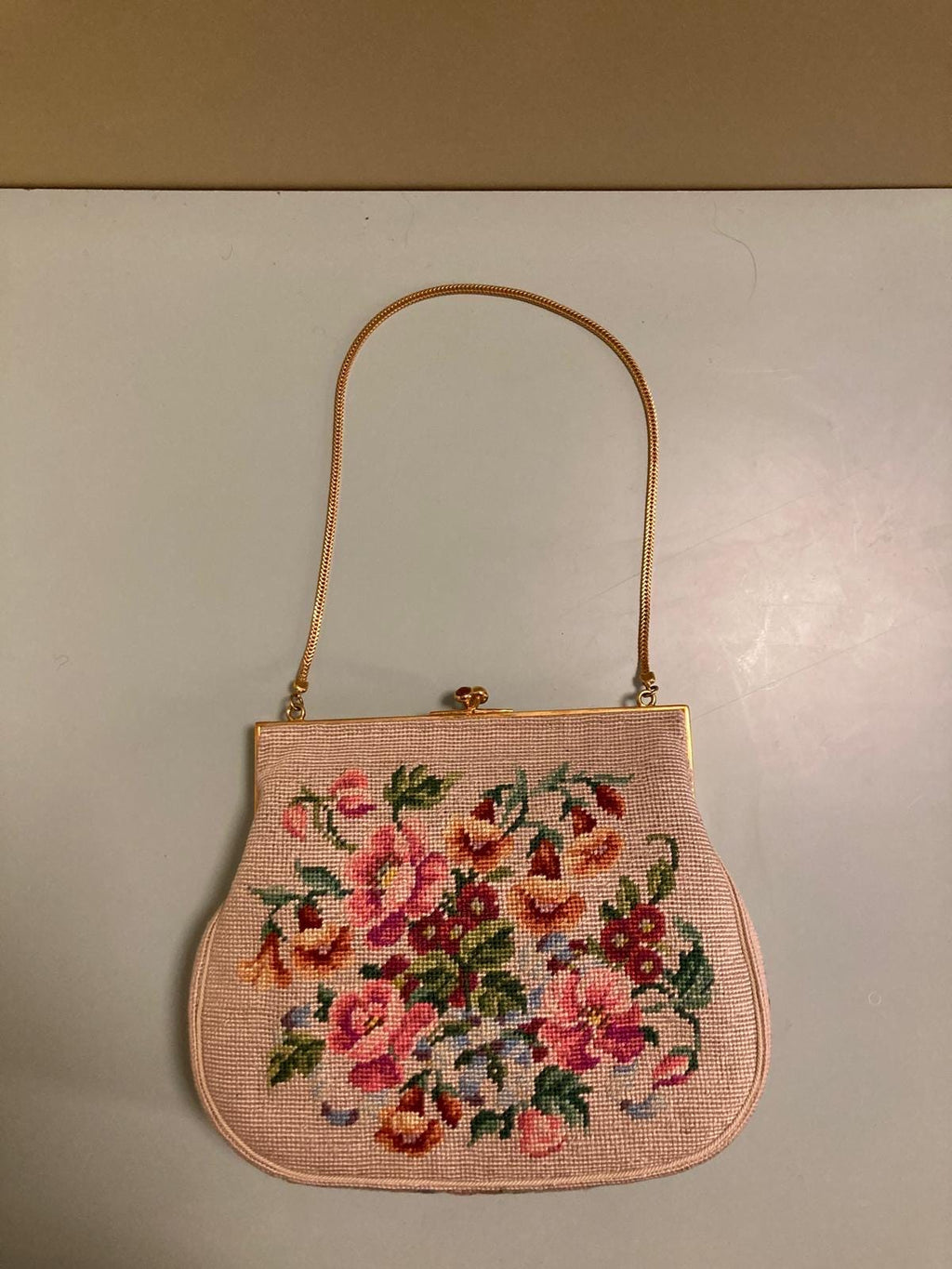 Petit Point  Borsetta italiana ricamata a mano a petit point — anni ’60
