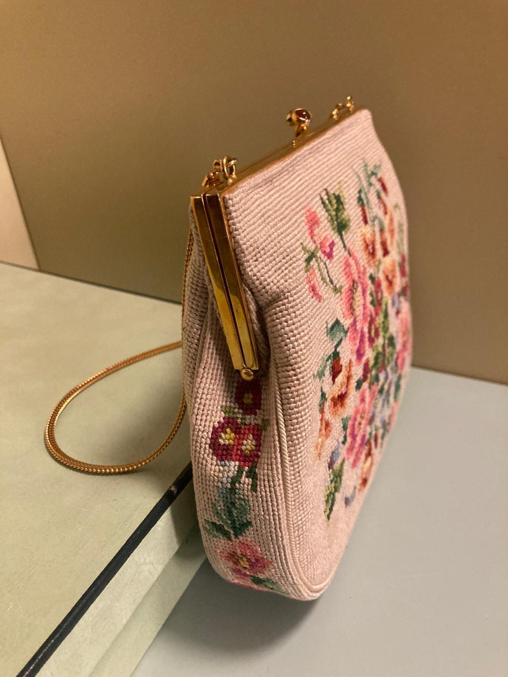 Petit Point  Borsetta italiana ricamata a mano a petit point — anni ’60