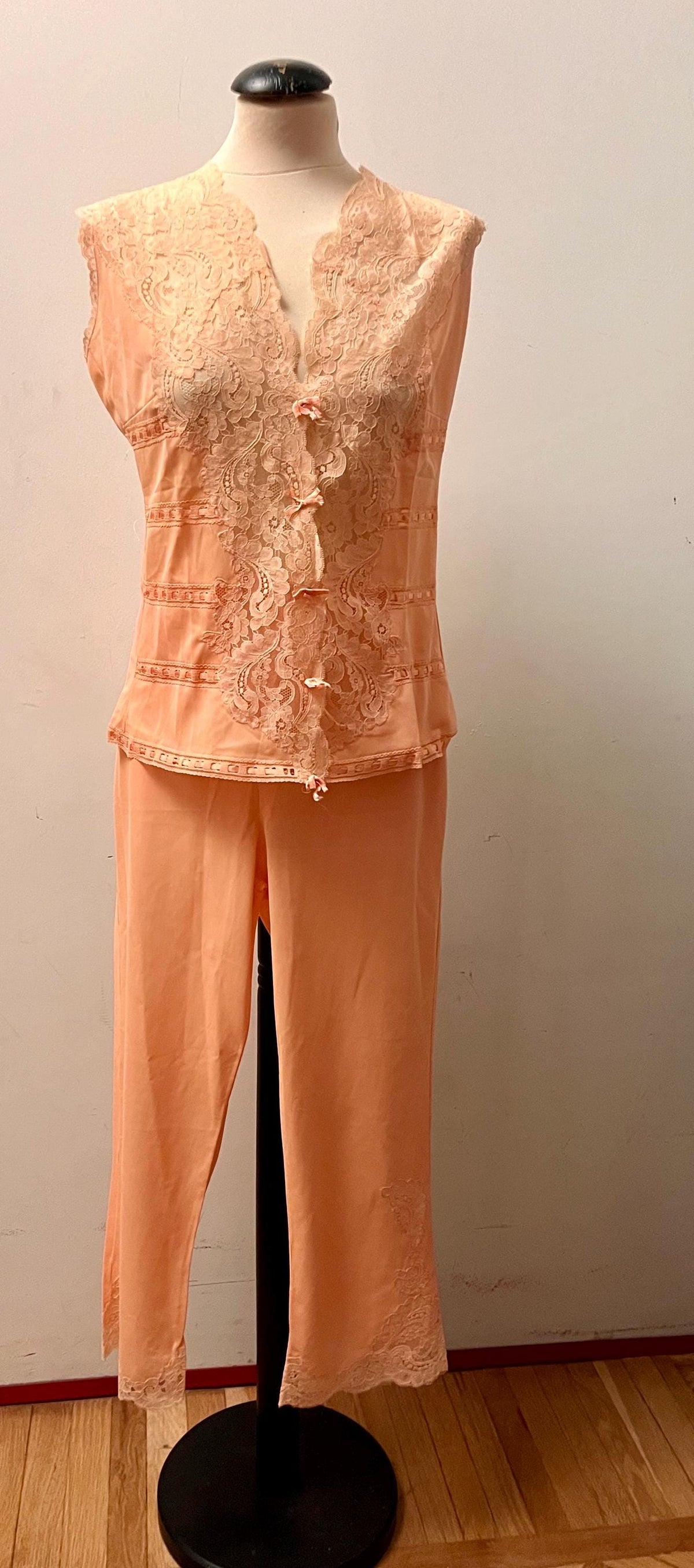 Pink Lace  Pigiama italiano rosa in nylon e pizzo — anni ’70