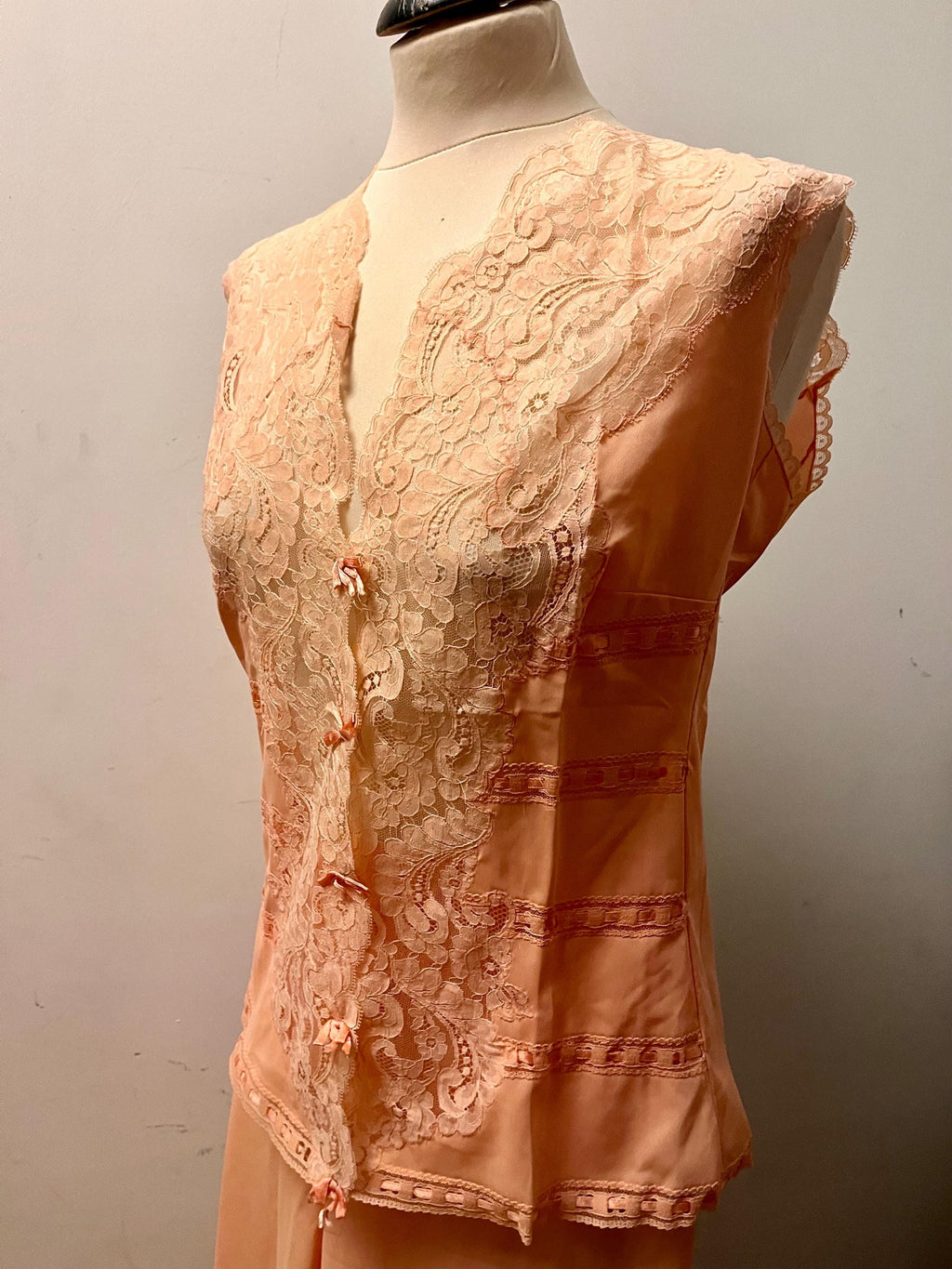 Pink Lace  Pigiama italiano rosa in nylon e pizzo — anni ’70