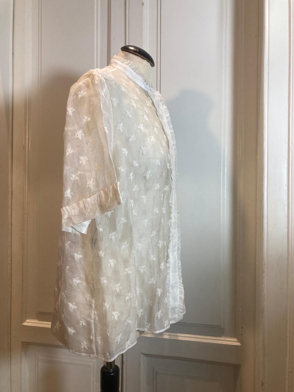 Camicia anni ’60, realizzata in finissimo voile di cotone ricamato