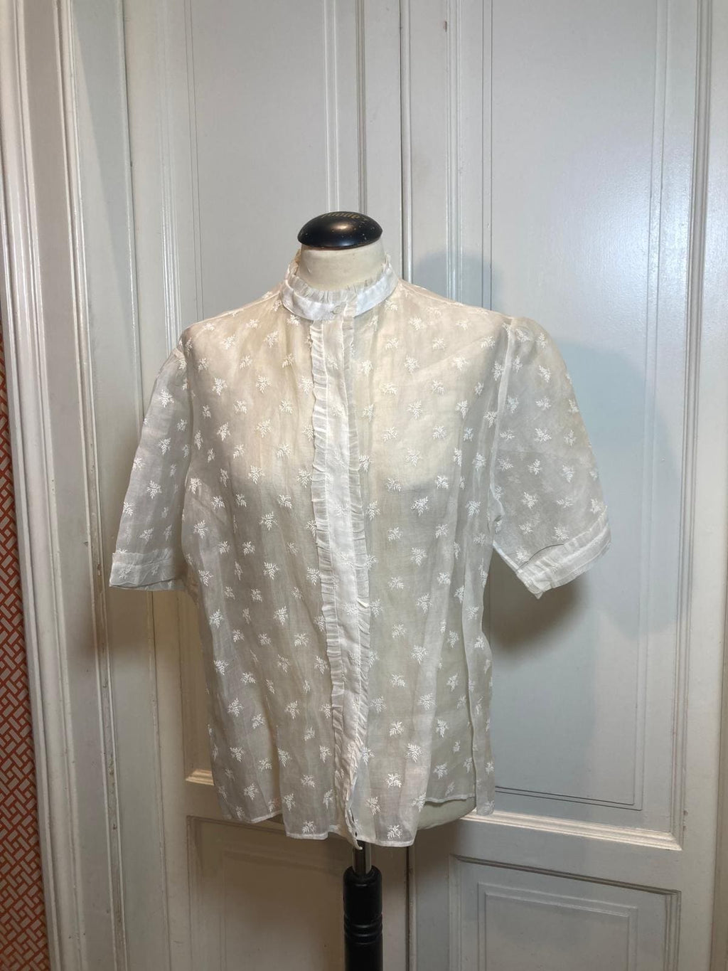 Camicia anni ’60, realizzata in finissimo voile di cotone ricamato
