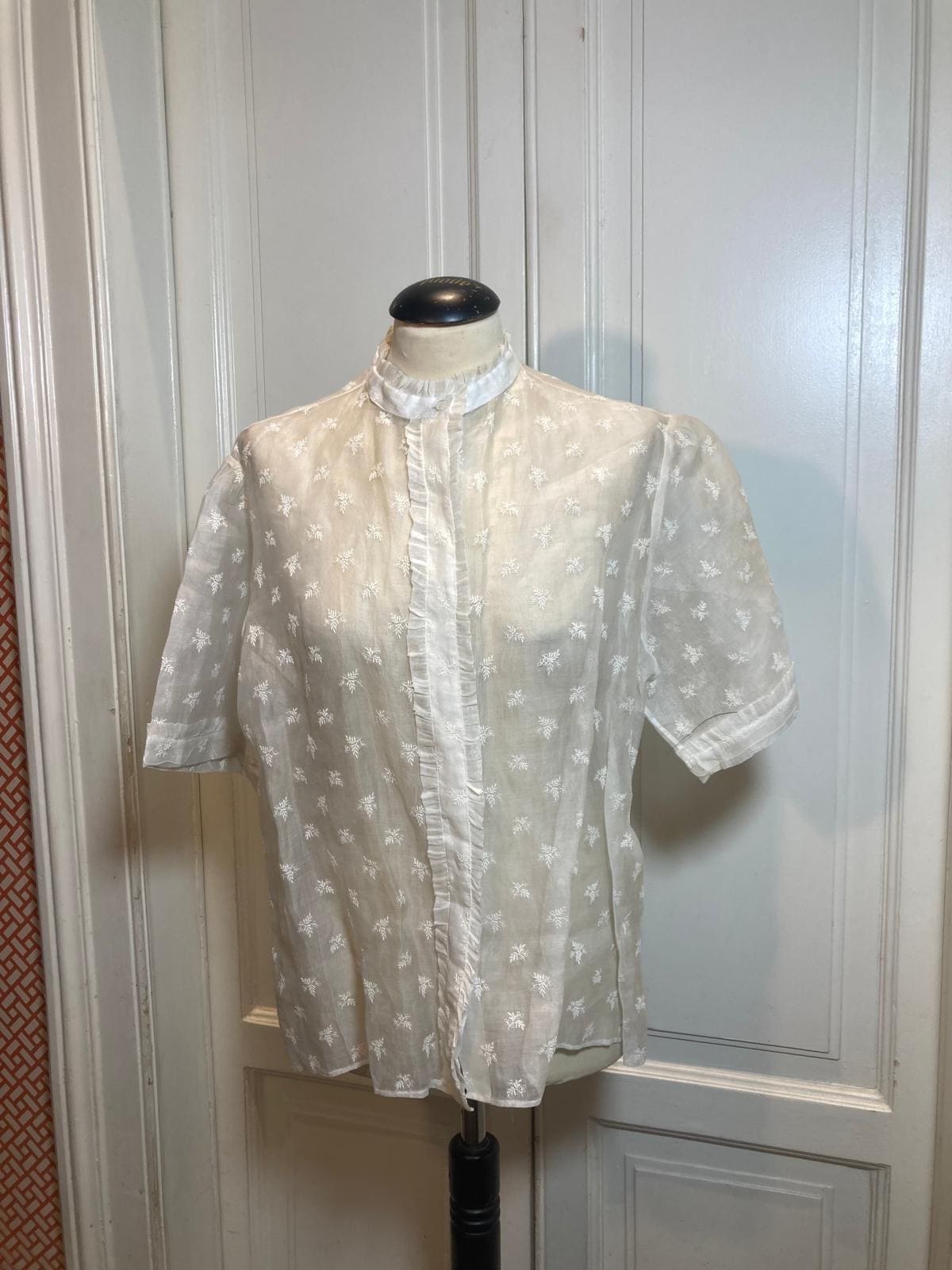 Camicia anni ’60, realizzata in finissimo voile di cotone ricamato