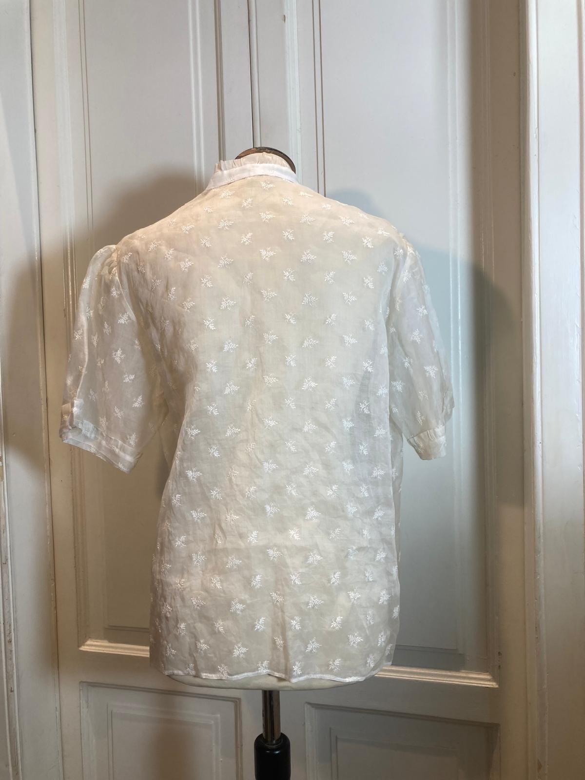 Camicia anni ’60, realizzata in finissimo voile di cotone ricamato