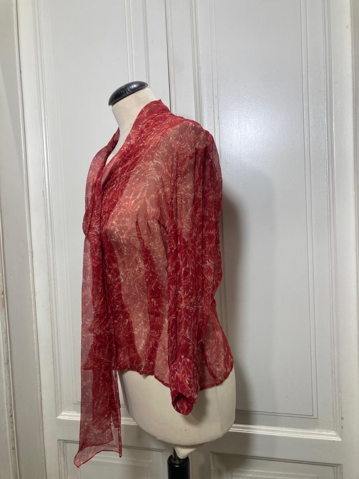 Red Bow  Blusa in crêpe di seta rosso con fiocco — anni ’70
