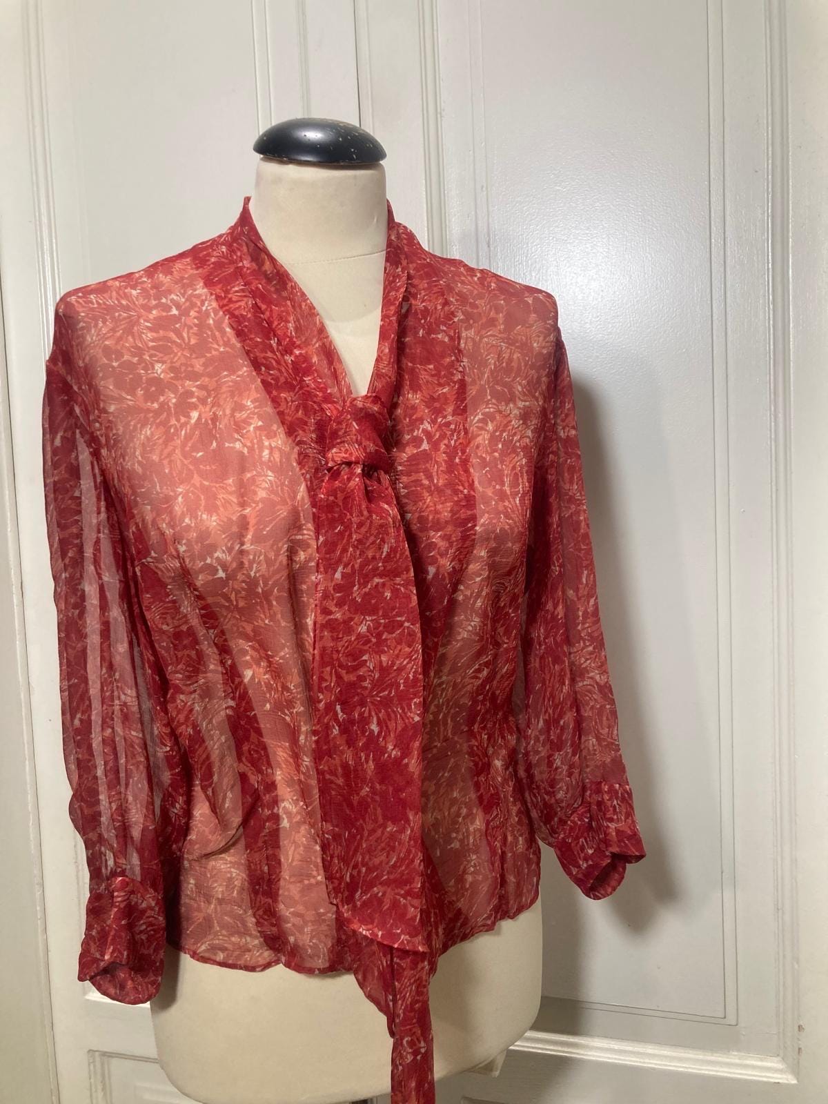 Red Bow  Blusa in crêpe di seta rosso con fiocco — anni ’70