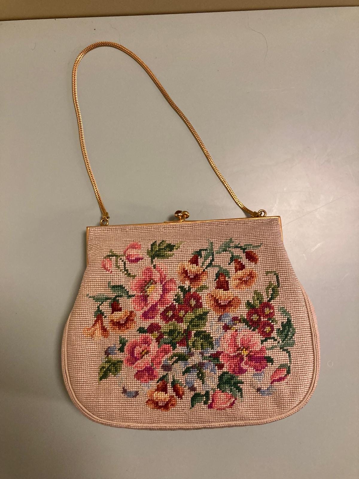Petit Point  Borsetta italiana ricamata a mano a petit point — anni ’60