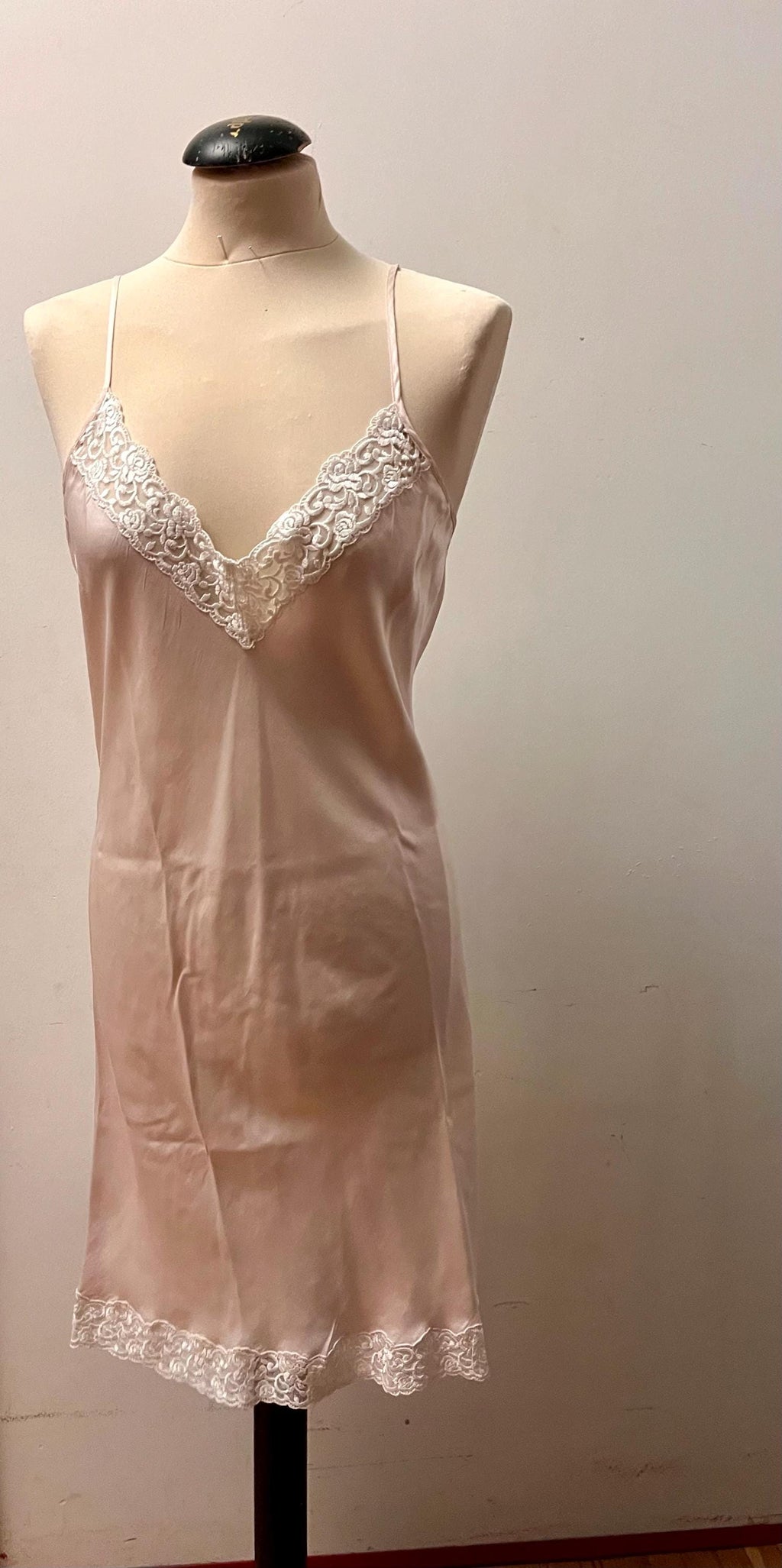 Pink & White  Sottoveste italiana in seta rosa con pizzo bianco