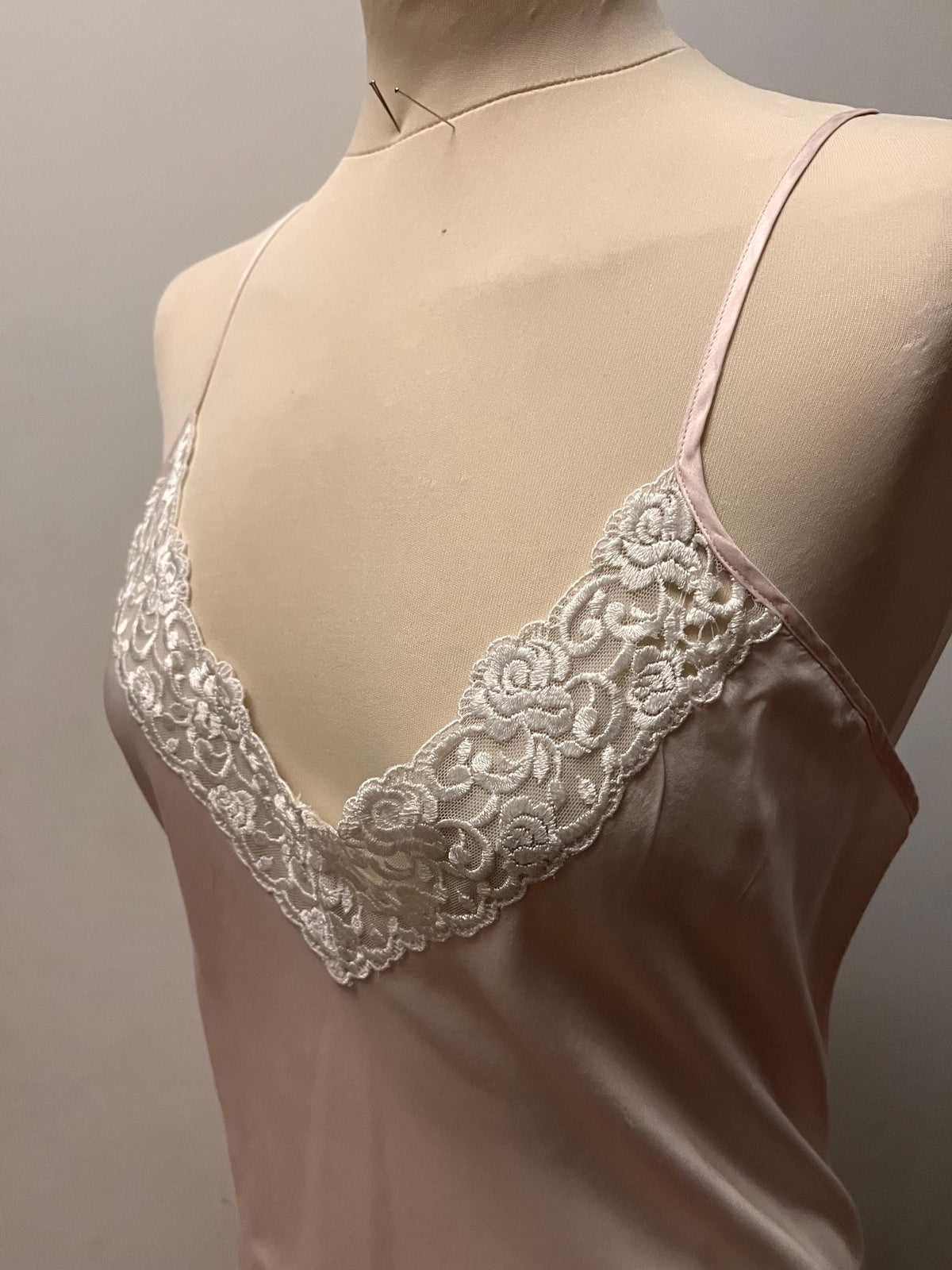 Pink & White  Sottoveste italiana in seta rosa con pizzo bianco