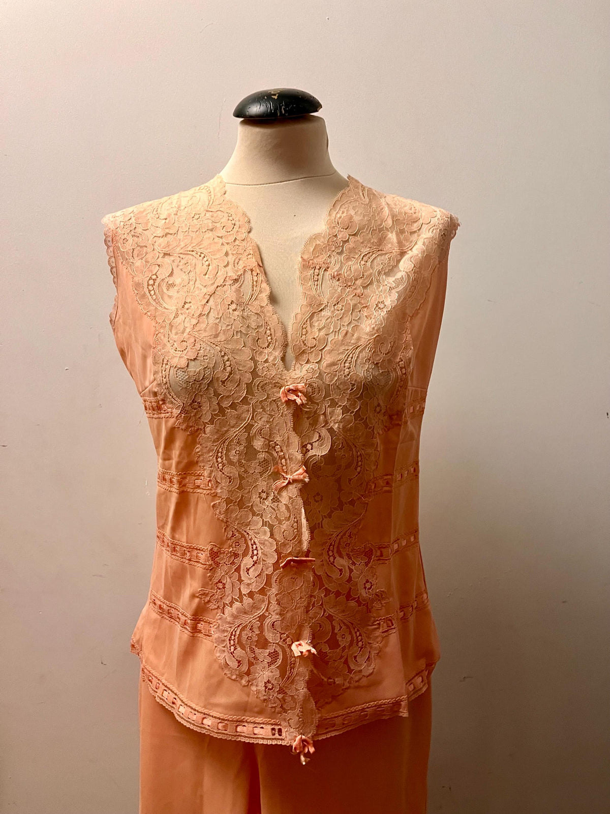 Pink Lace  Pigiama italiano rosa in nylon e pizzo — anni ’70