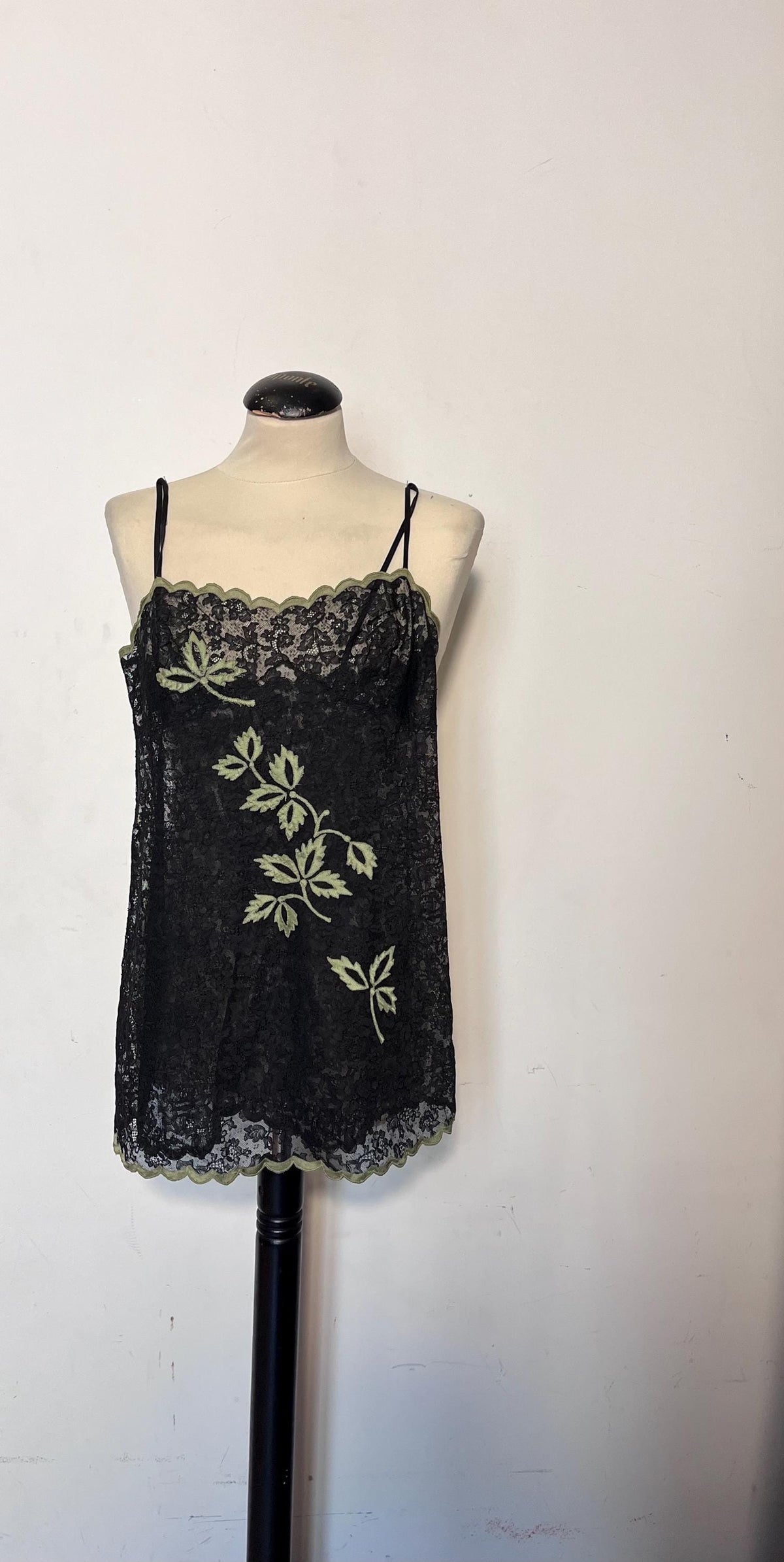 Sottoveste in pizzo nero con ricami floreali anni ’60