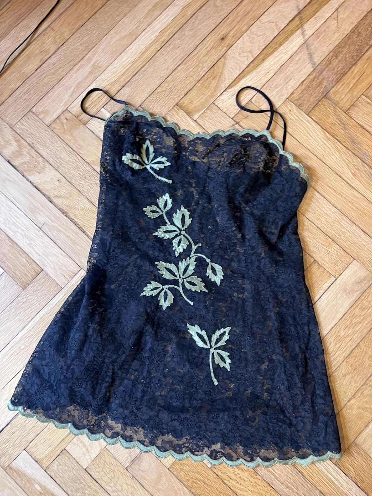 Sottoveste in pizzo nero con ricami floreali anni ’60