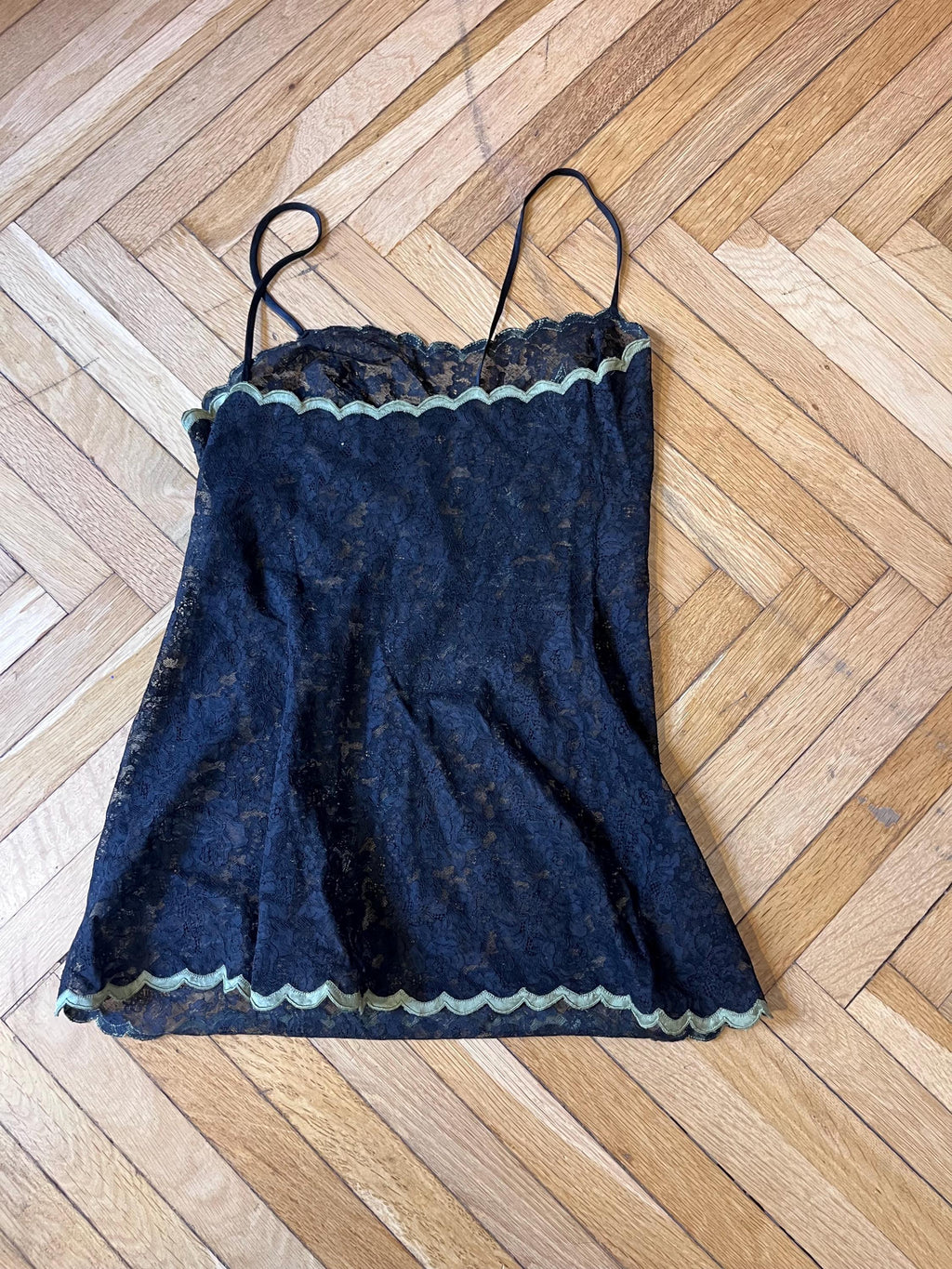 Sottoveste in pizzo nero con ricami floreali anni ’60