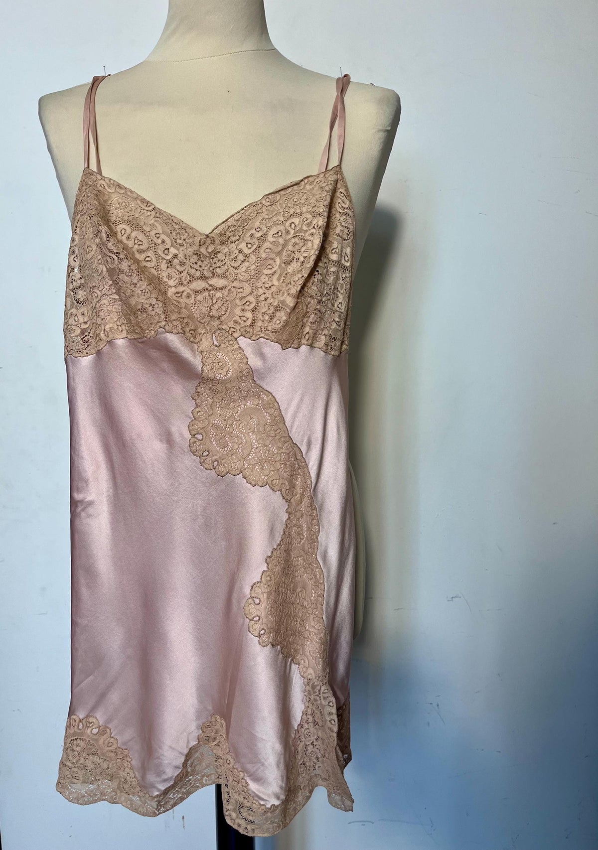 Sottoveste  in seta rosa e pizzo anni ’60