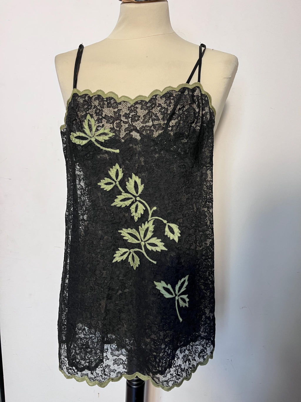 Sottoveste in pizzo nero con ricami floreali anni ’60