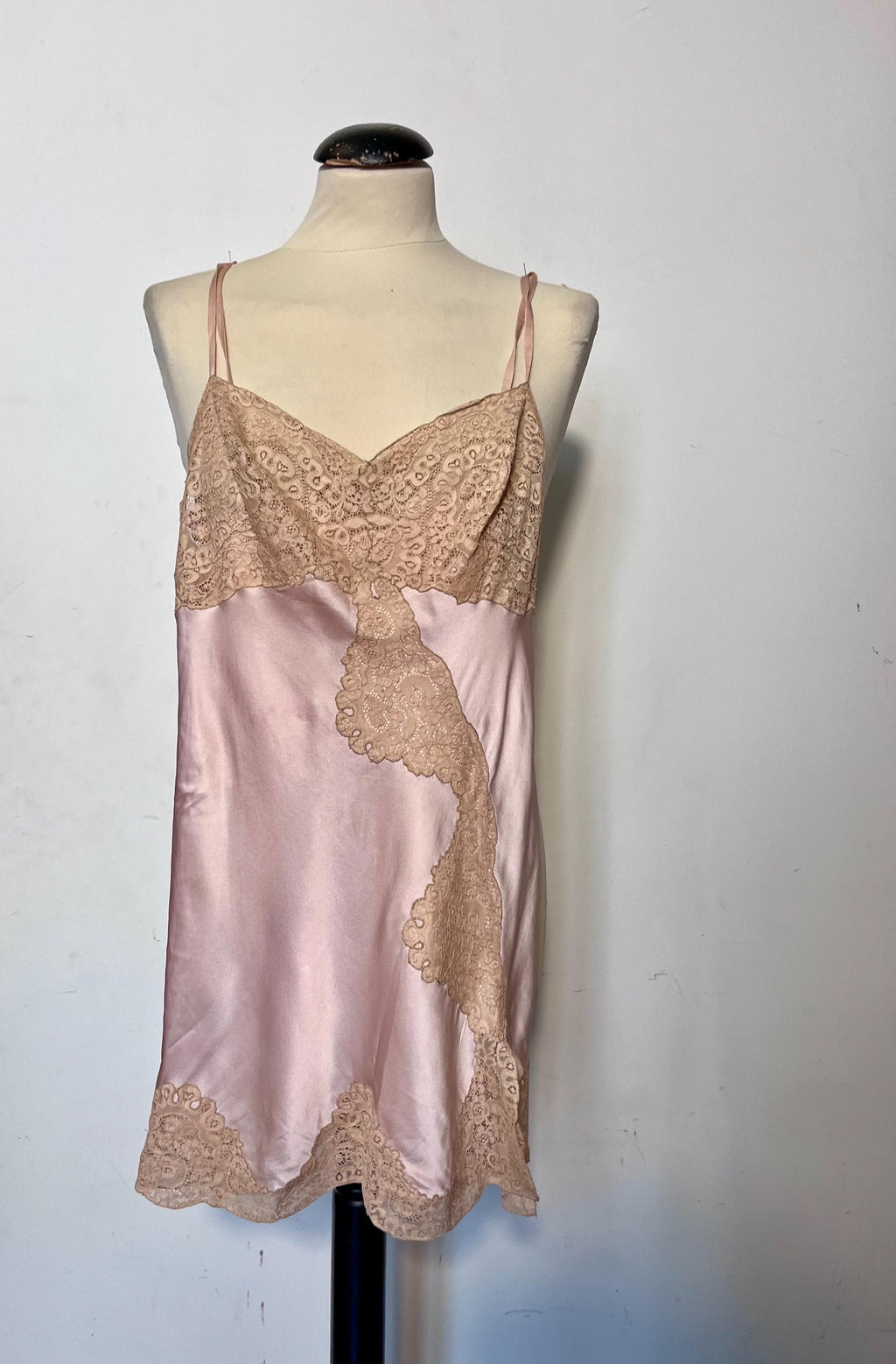 Sottoveste  in seta rosa e pizzo anni ’60