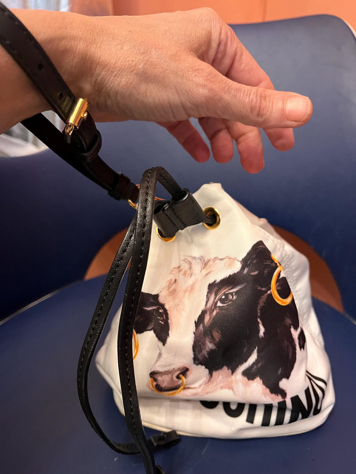 Borsa Moschino a secchiello con chiusura a coulisse