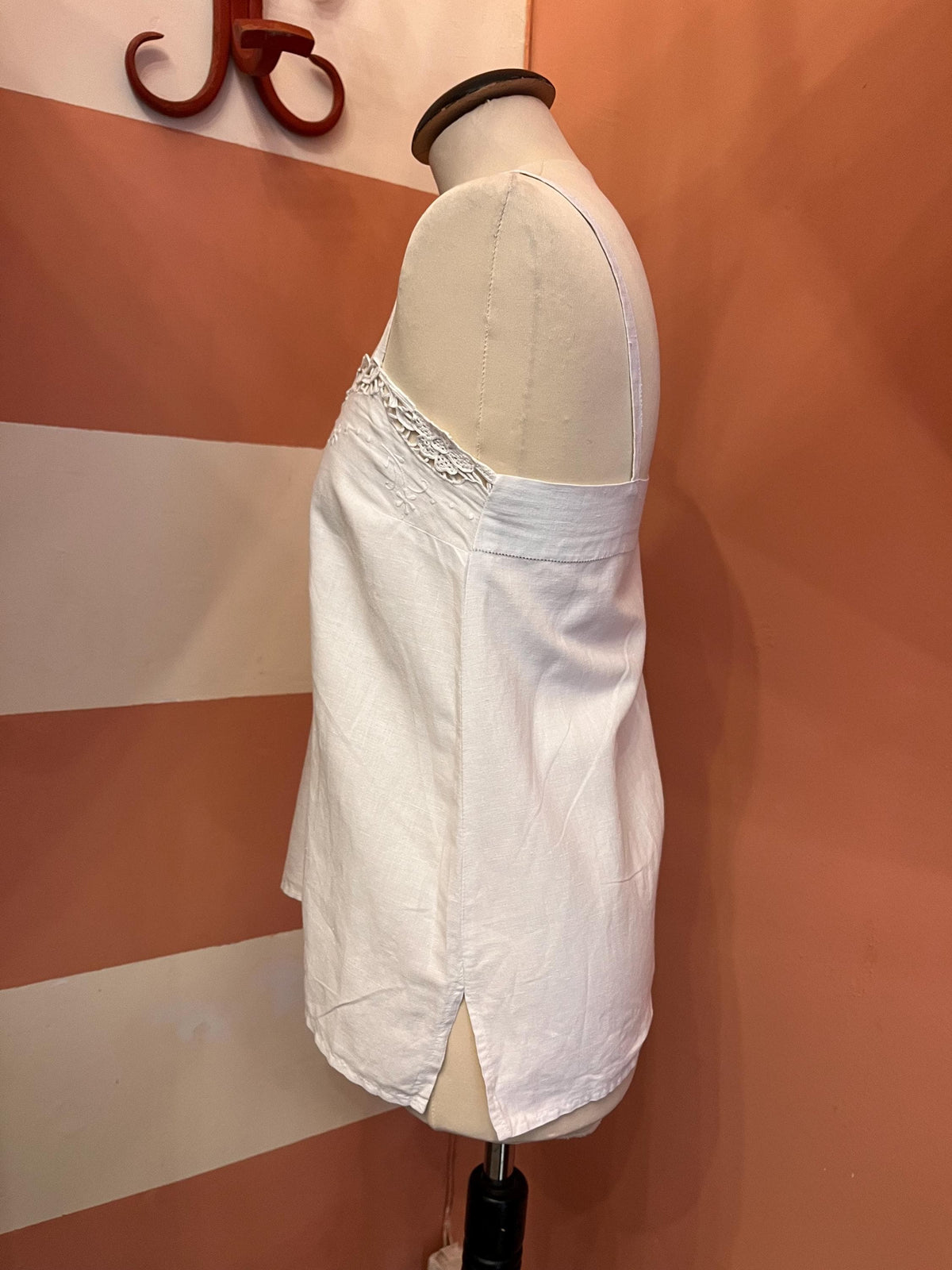 Top lingerie anni ’70 in cotone ricamato – Camisole bianca romantica
