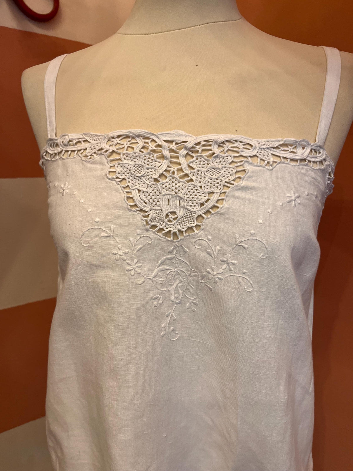 Top lingerie anni ’70 in cotone ricamato – Camisole bianca romantica
