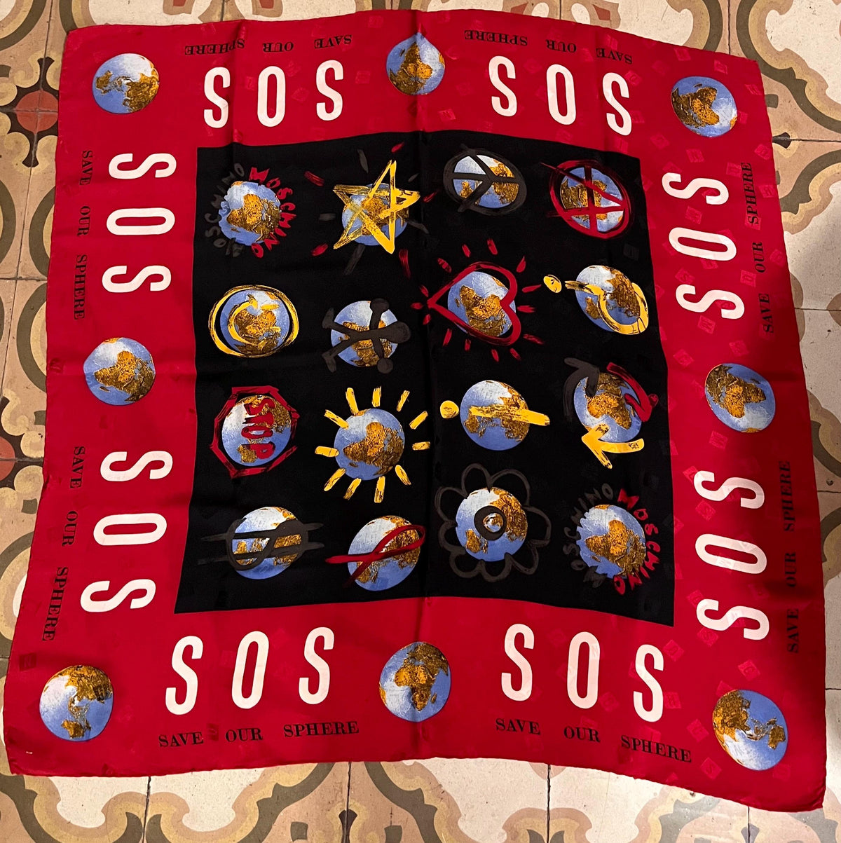 Foulard Moschino " Save our sphere"