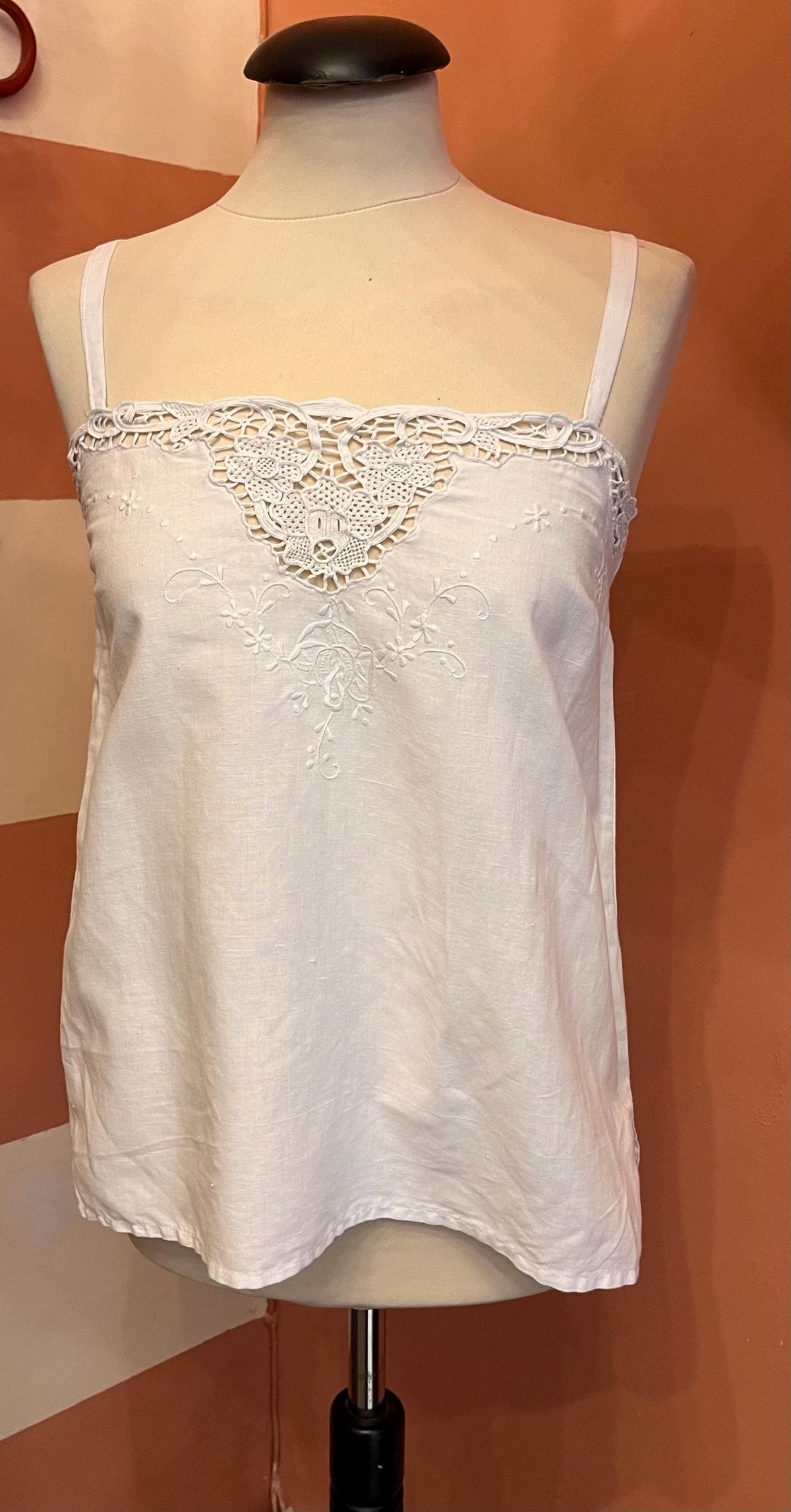 Top lingerie anni ’70 in cotone ricamato – Camisole bianca romantica