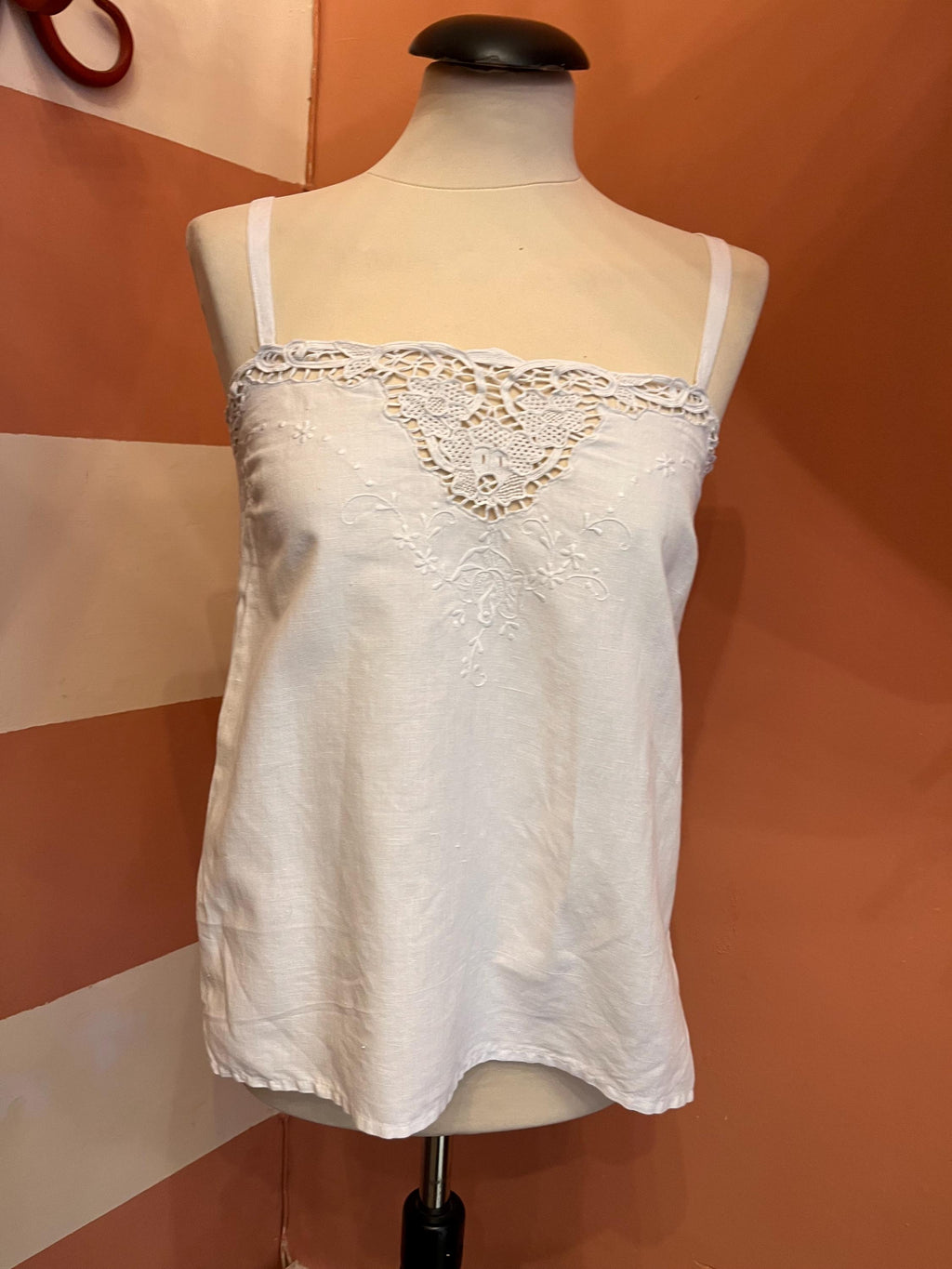 Top lingerie anni ’70 in cotone ricamato – Camisole bianca romantica
